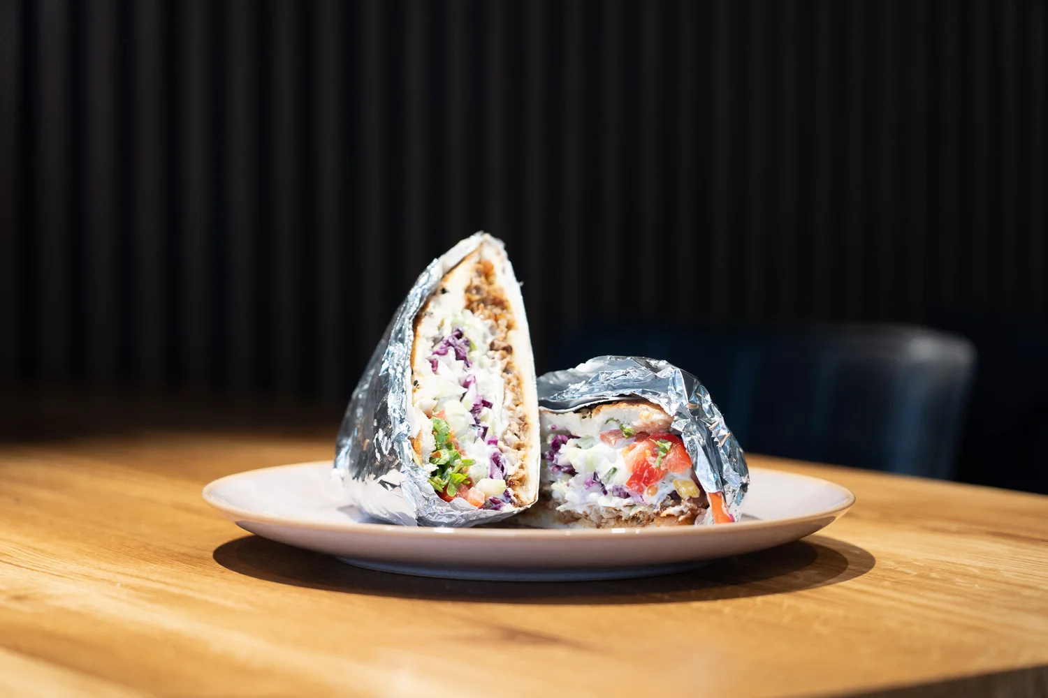 Unser Döner im aufgeschnittenen Fladenbrot, auf einem Teller bei DönerLiebe.